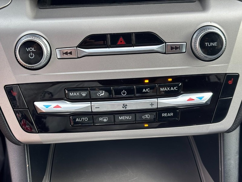 Ford Explorer Vehicle Full-screen Gallery Image 23