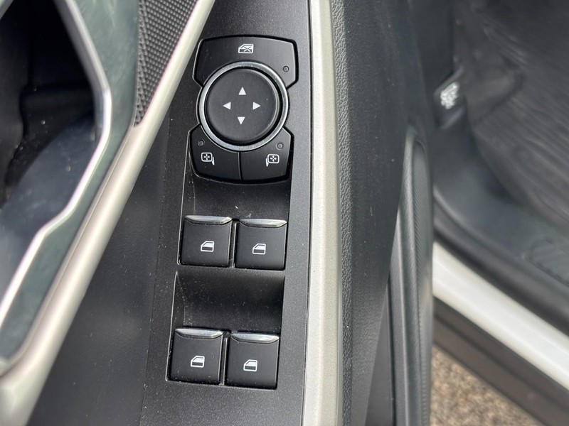 Ford Explorer Vehicle Full-screen Gallery Image 24