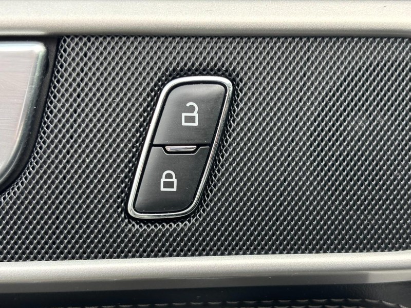 Ford Explorer Vehicle Full-screen Gallery Image 25