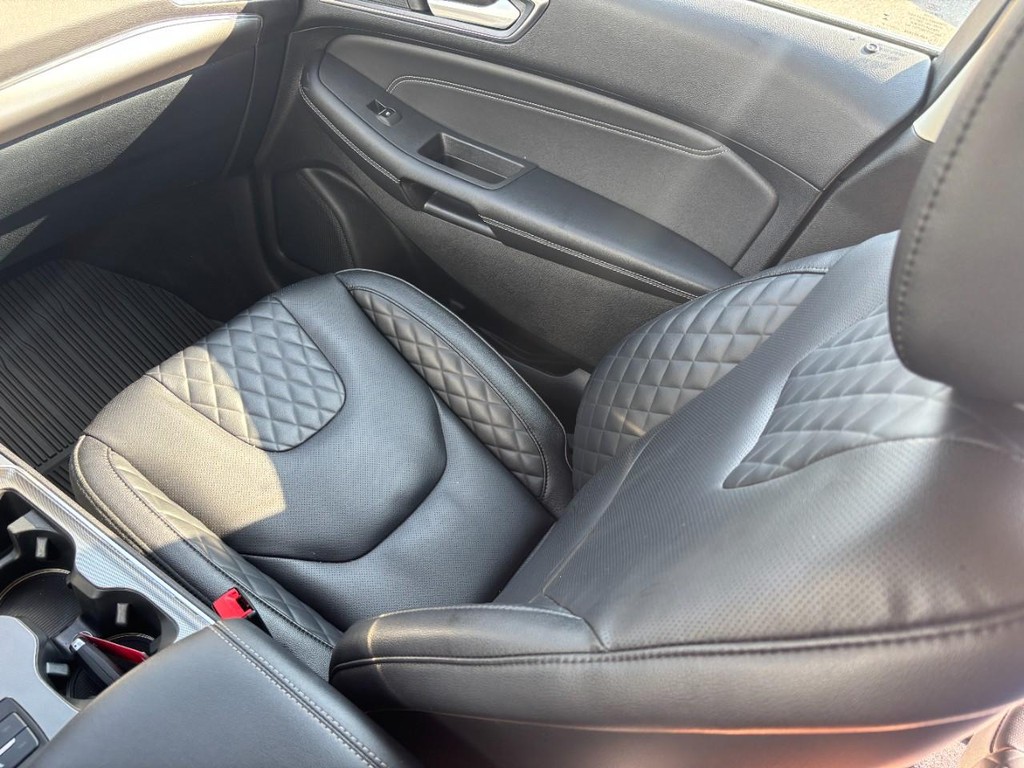 Ford Edge Vehicle Full-screen Gallery Image 13