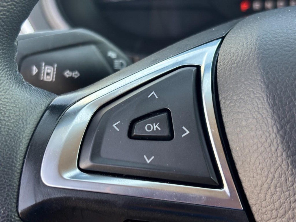 Ford Edge Vehicle Full-screen Gallery Image 15