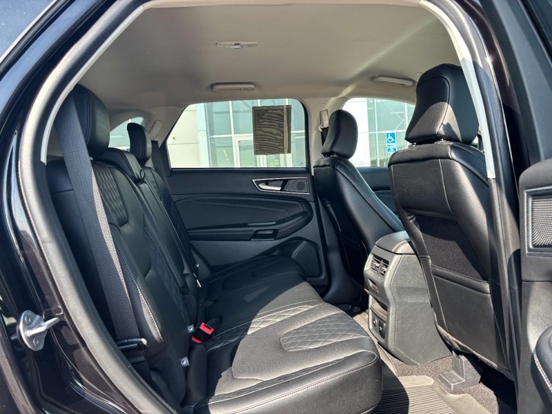 Ford Edge Vehicle Full-screen Gallery Image 08