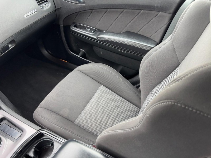 Dodge Charger Vehicle Full-screen Gallery Image 15