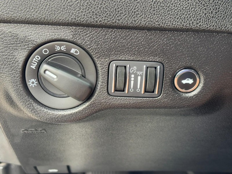 Dodge Charger Vehicle Full-screen Gallery Image 16