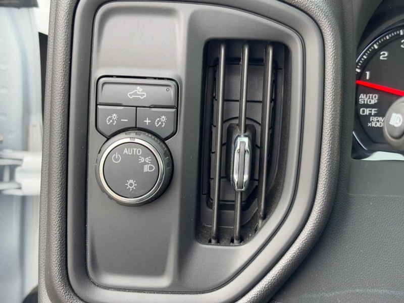 Chevrolet Silverado 1500 Vehicle Full-screen Gallery Image 09