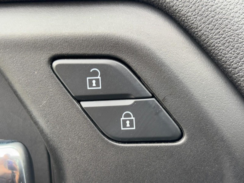 Chevrolet Silverado 1500 Vehicle Full-screen Gallery Image 16