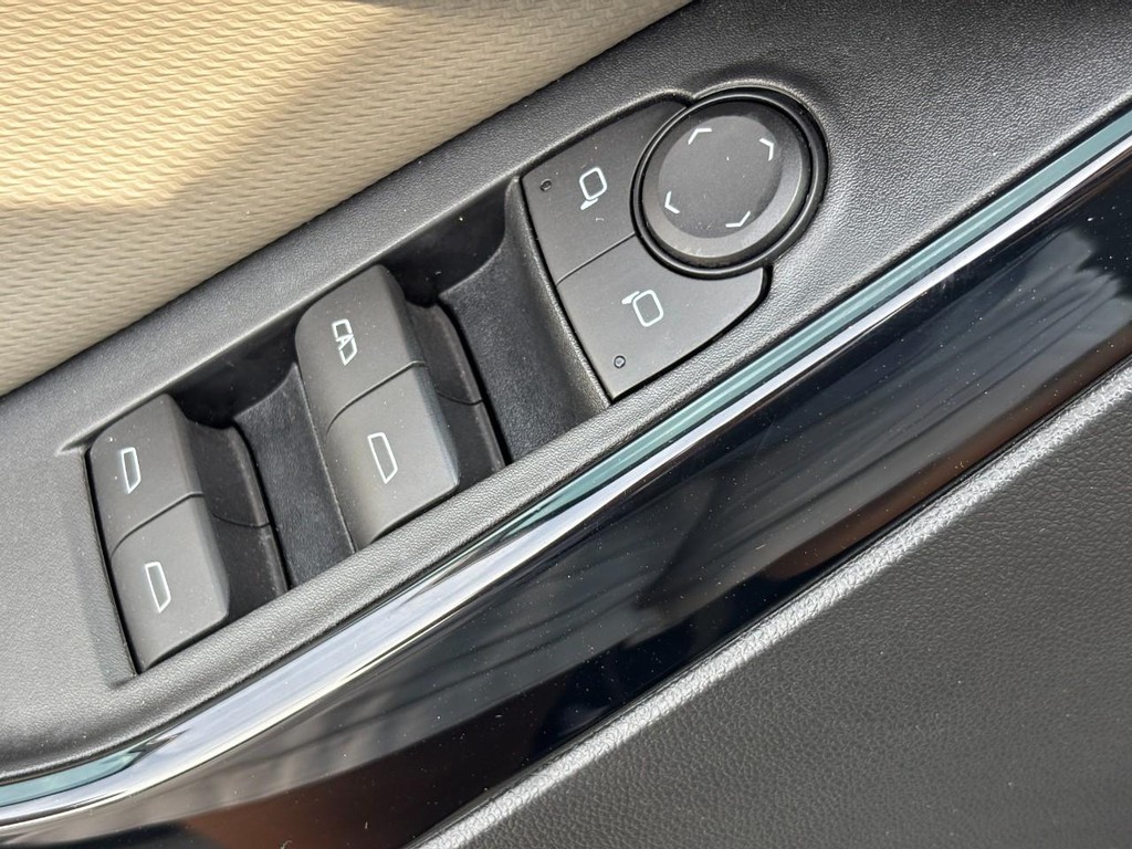 Chevrolet Equinox Vehicle Full-screen Gallery Image 23