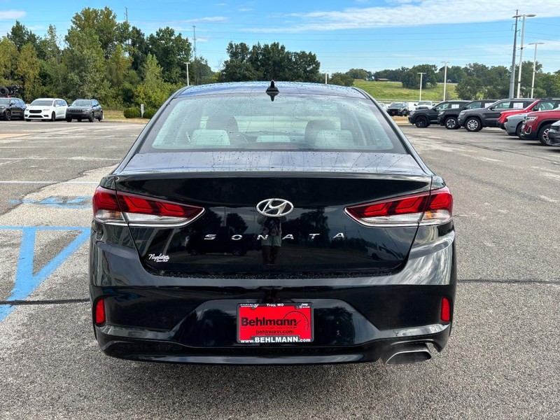 Hyundai Sonata Vehicle Full-screen Gallery Image 04