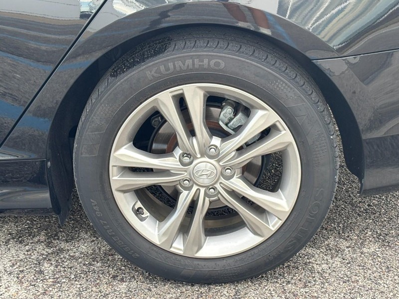 Hyundai Sonata Vehicle Full-screen Gallery Image 06