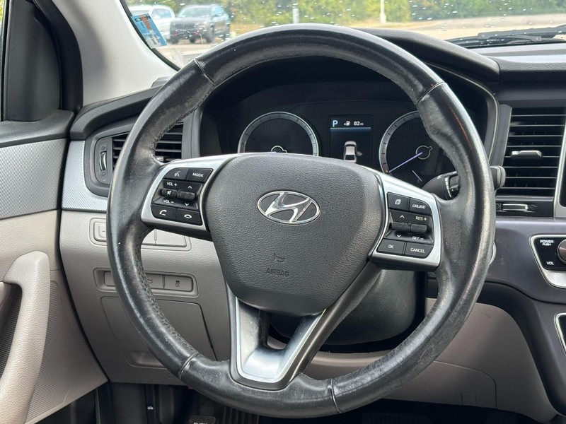 Hyundai Sonata Vehicle Full-screen Gallery Image 11