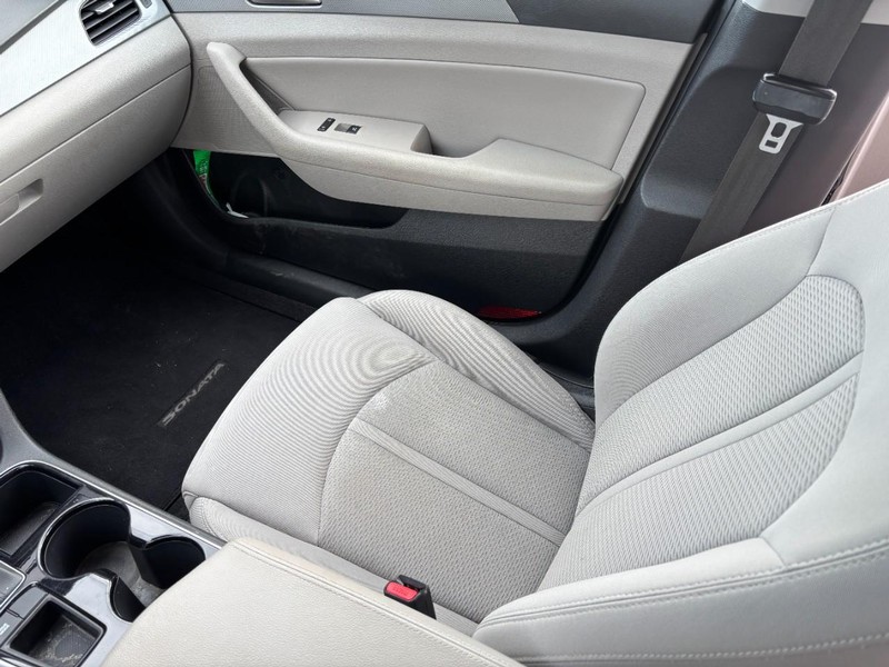Hyundai Sonata Vehicle Full-screen Gallery Image 14