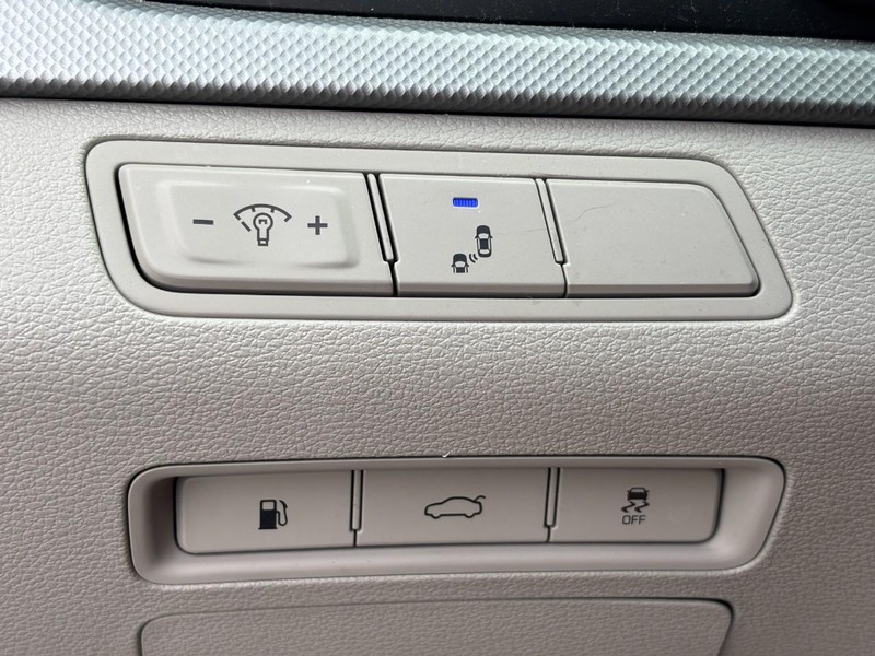 Hyundai Sonata Vehicle Full-screen Gallery Image 15