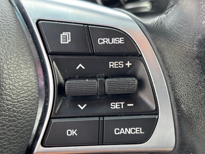 Hyundai Sonata Vehicle Full-screen Gallery Image 17