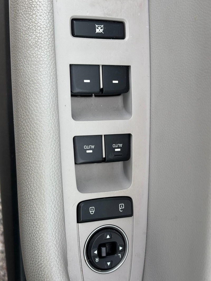 Hyundai Sonata Vehicle Full-screen Gallery Image 22