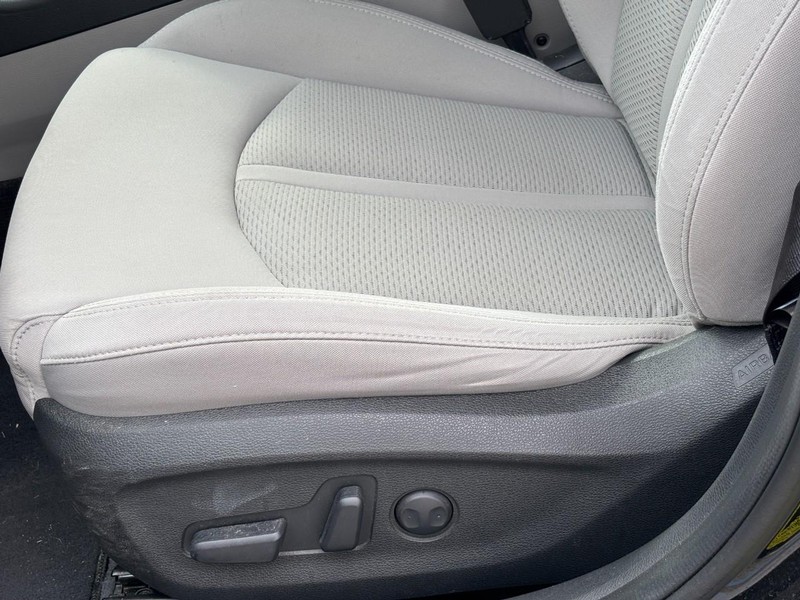 Hyundai Sonata Vehicle Full-screen Gallery Image 23