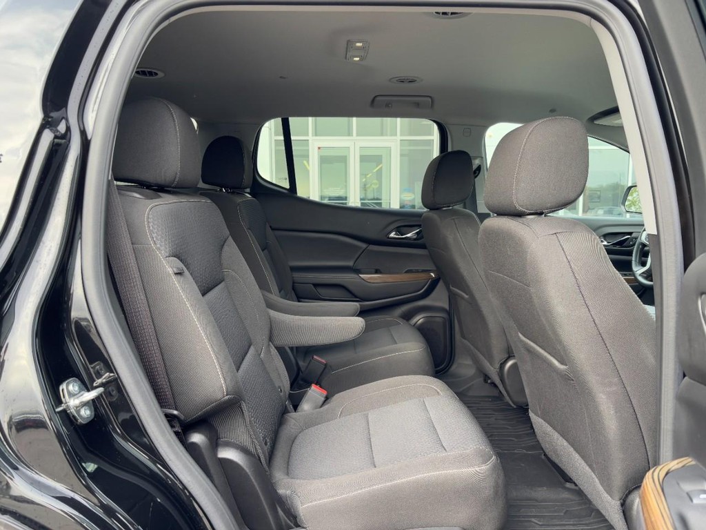GMC Acadia Vehicle Full-screen Gallery Image 10