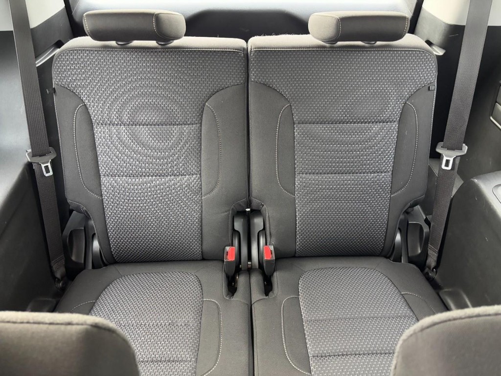 GMC Acadia Vehicle Full-screen Gallery Image 11