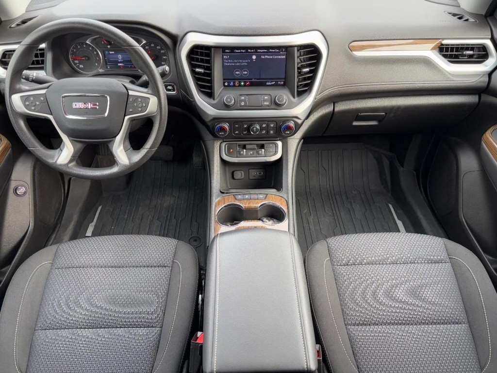 GMC Acadia Vehicle Full-screen Gallery Image 12