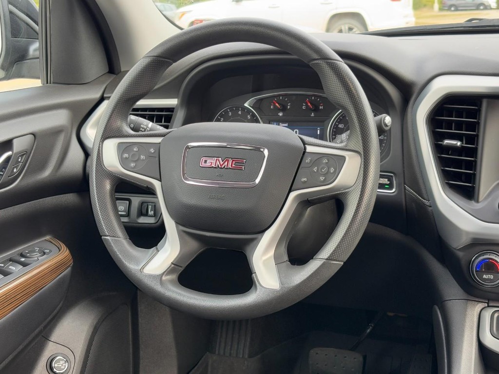 GMC Acadia Vehicle Full-screen Gallery Image 13