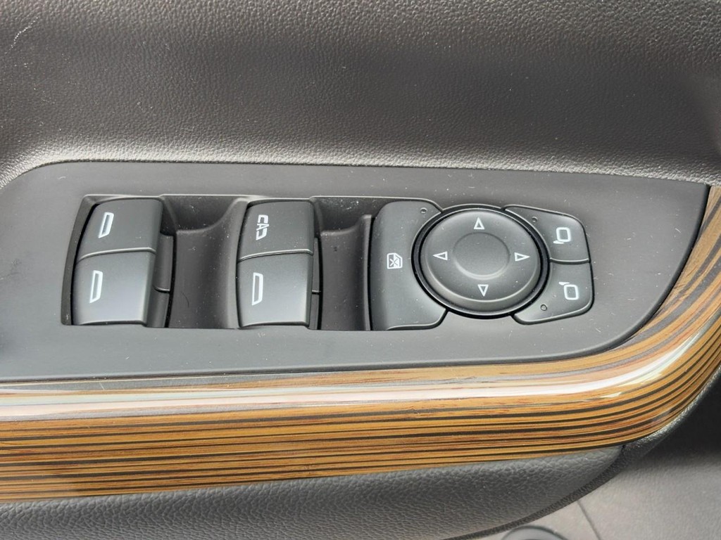 GMC Acadia Vehicle Full-screen Gallery Image 24