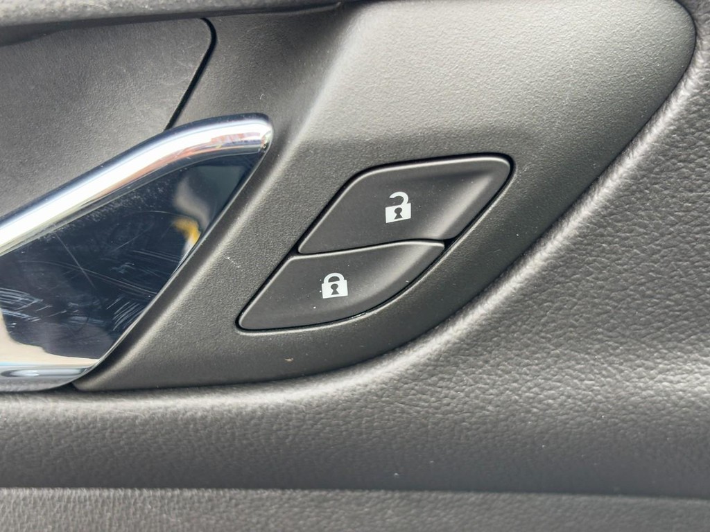 GMC Acadia Vehicle Full-screen Gallery Image 25