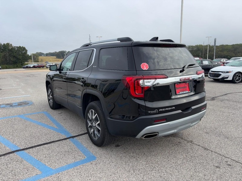 GMC Acadia Vehicle Full-screen Gallery Image 06