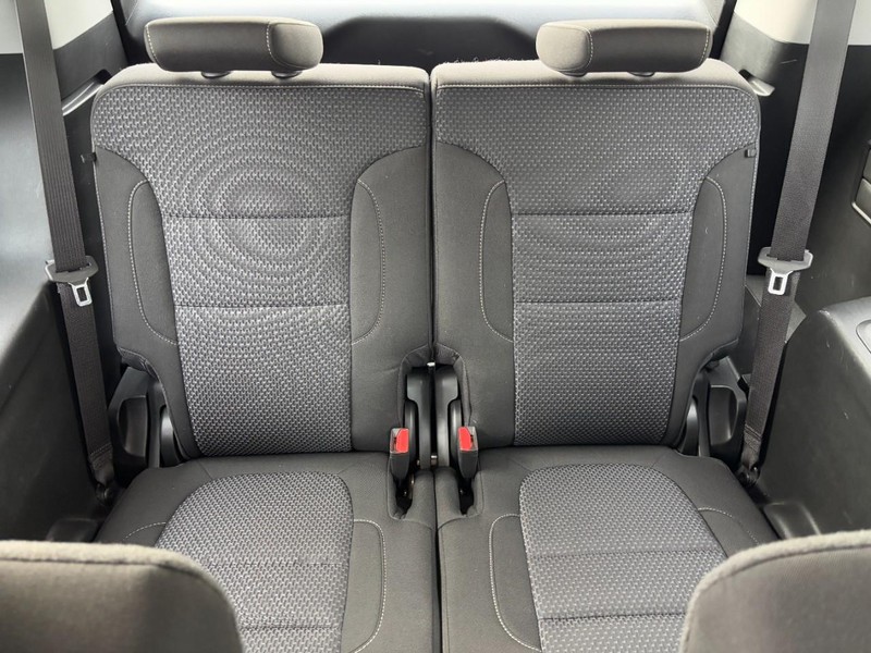 GMC Acadia Vehicle Full-screen Gallery Image 11