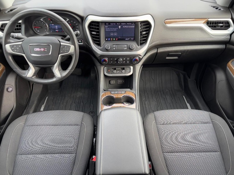 GMC Acadia Vehicle Full-screen Gallery Image 12