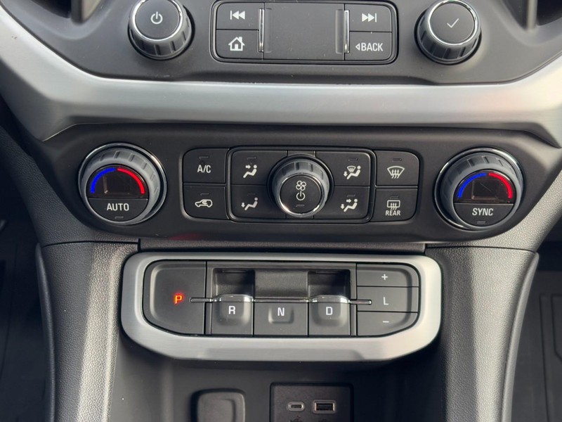 GMC Acadia Vehicle Full-screen Gallery Image 15