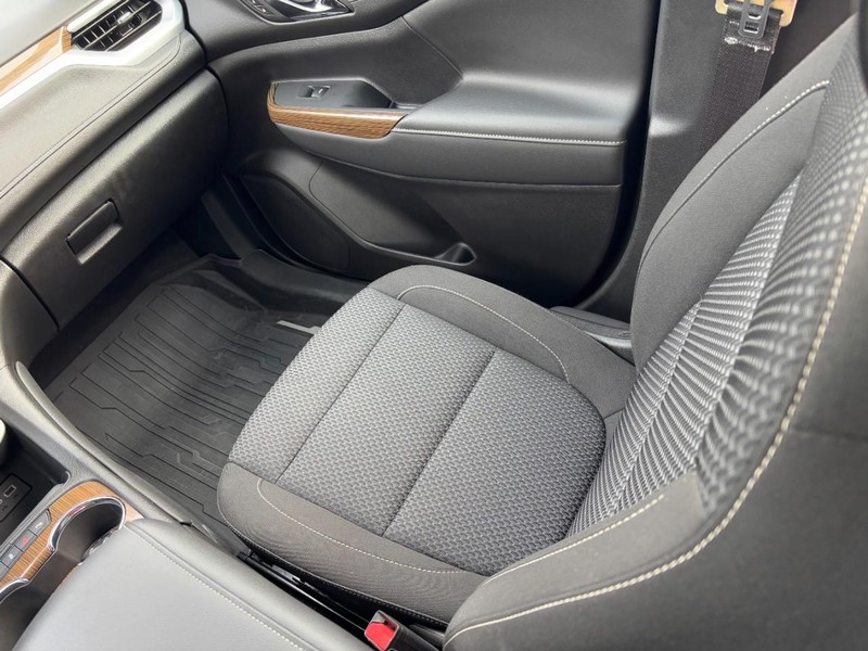 GMC Acadia Vehicle Full-screen Gallery Image 16