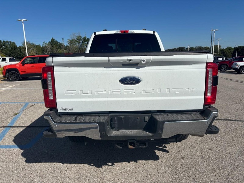 Ford Super Duty F-350 SRW Vehicle Full-screen Gallery Image 04