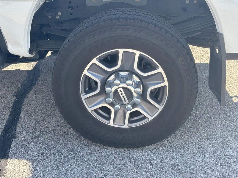 Ford Super Duty F-350 SRW Vehicle Full-screen Gallery Image 06