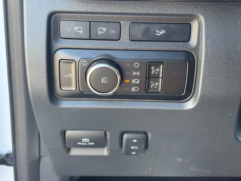 Ford Super Duty F-350 SRW Vehicle Full-screen Gallery Image 15