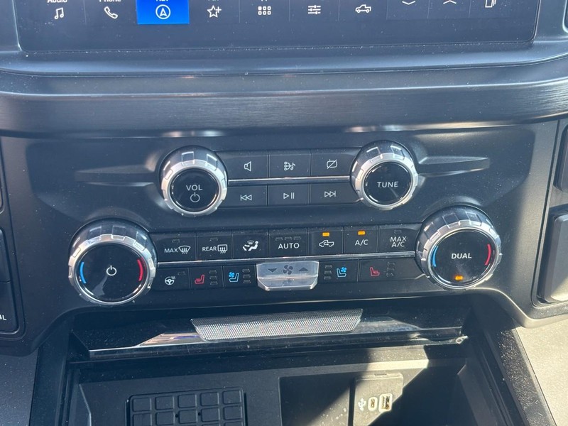 Ford Super Duty F-350 SRW Vehicle Full-screen Gallery Image 22