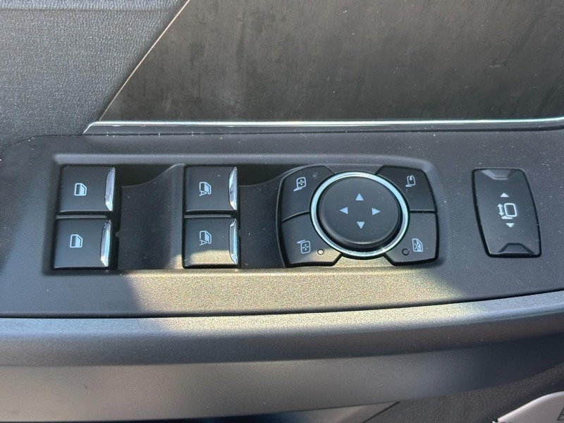 Ford Super Duty F-350 SRW Vehicle Full-screen Gallery Image 25