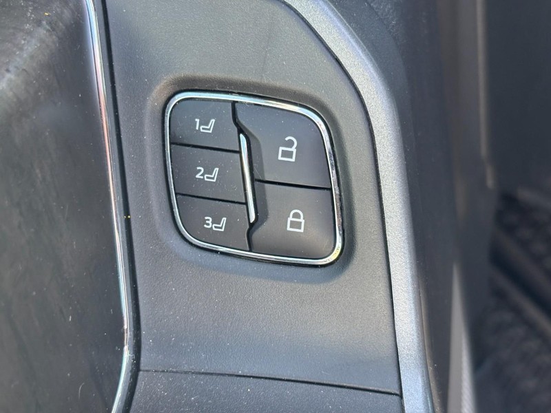 Ford Super Duty F-350 SRW Vehicle Full-screen Gallery Image 26