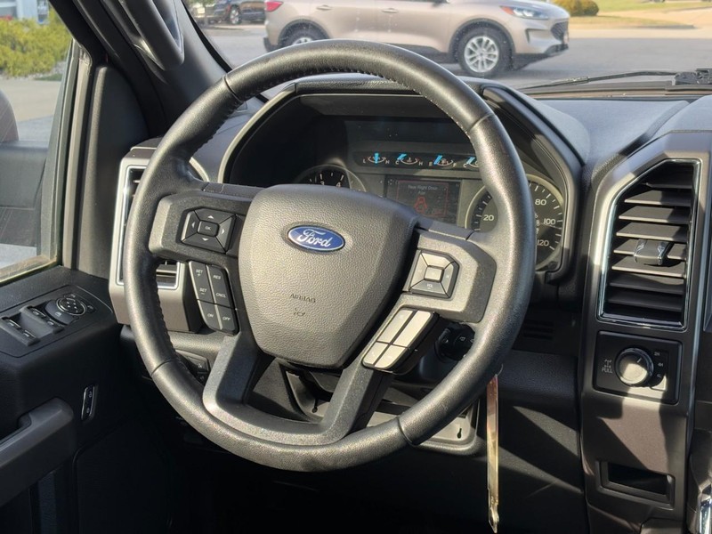 Ford F-150 Vehicle Full-screen Gallery Image 11