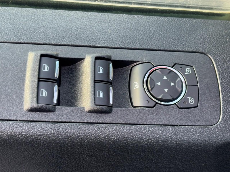 Ford F-150 Vehicle Full-screen Gallery Image 23