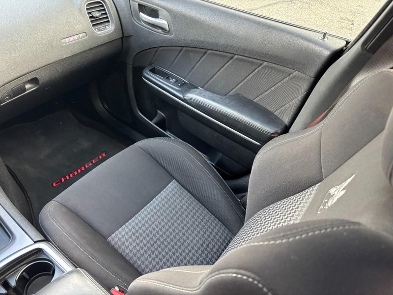 Dodge Charger Vehicle Full-screen Gallery Image 15