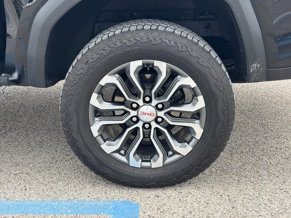 GMC Canyon Vehicle Full-screen Gallery Image 06