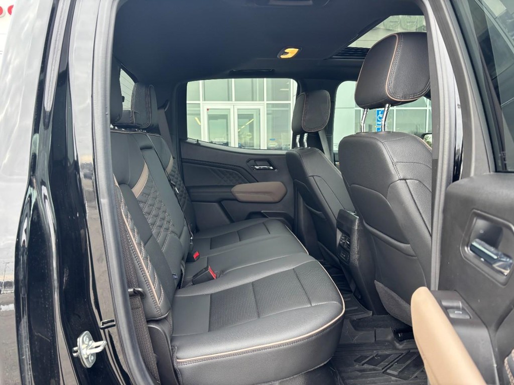 GMC Canyon Vehicle Full-screen Gallery Image 09