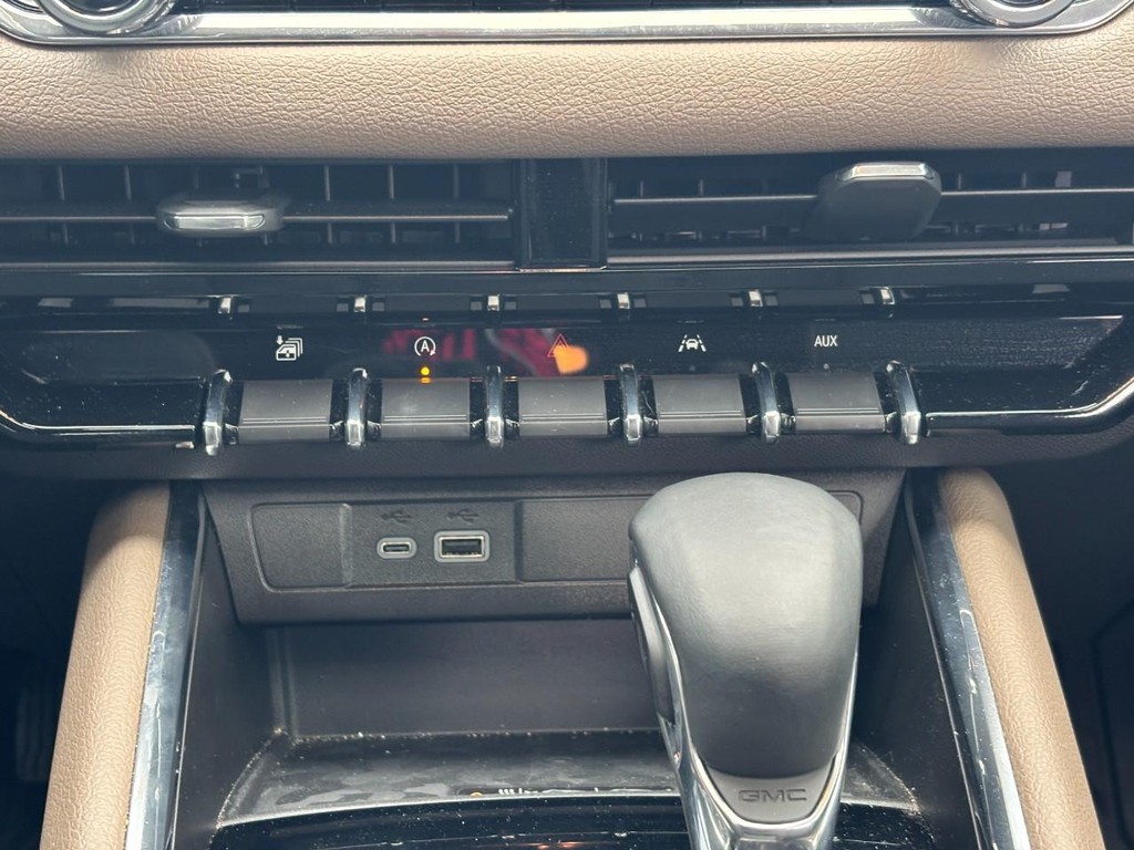 GMC Canyon Vehicle Full-screen Gallery Image 13