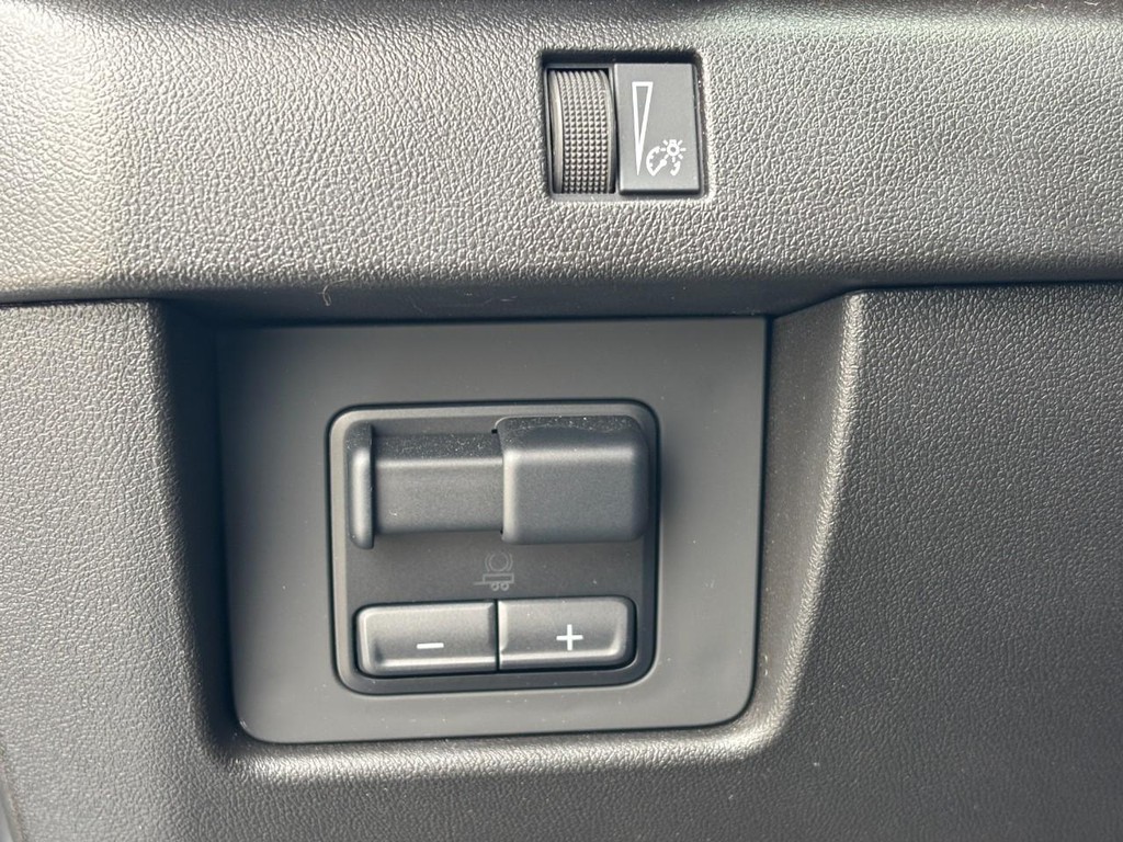 GMC Canyon Vehicle Full-screen Gallery Image 15