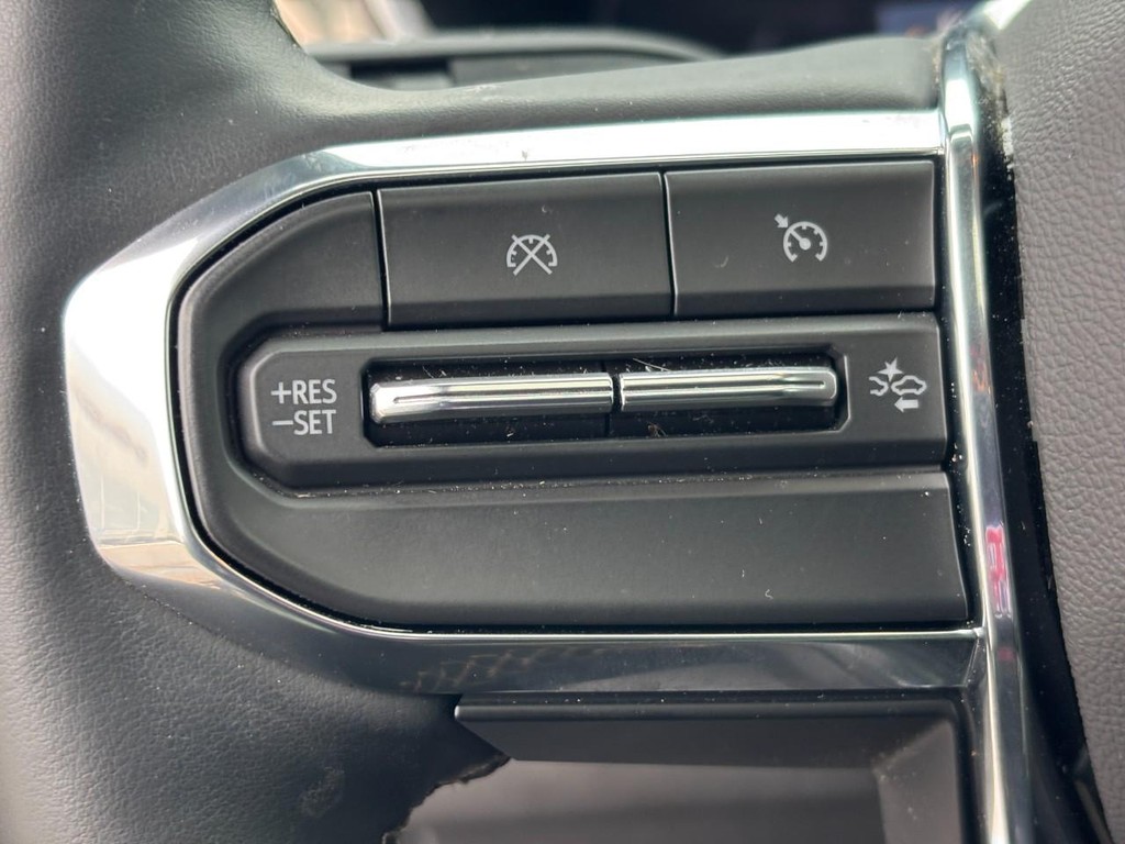 GMC Canyon Vehicle Full-screen Gallery Image 16