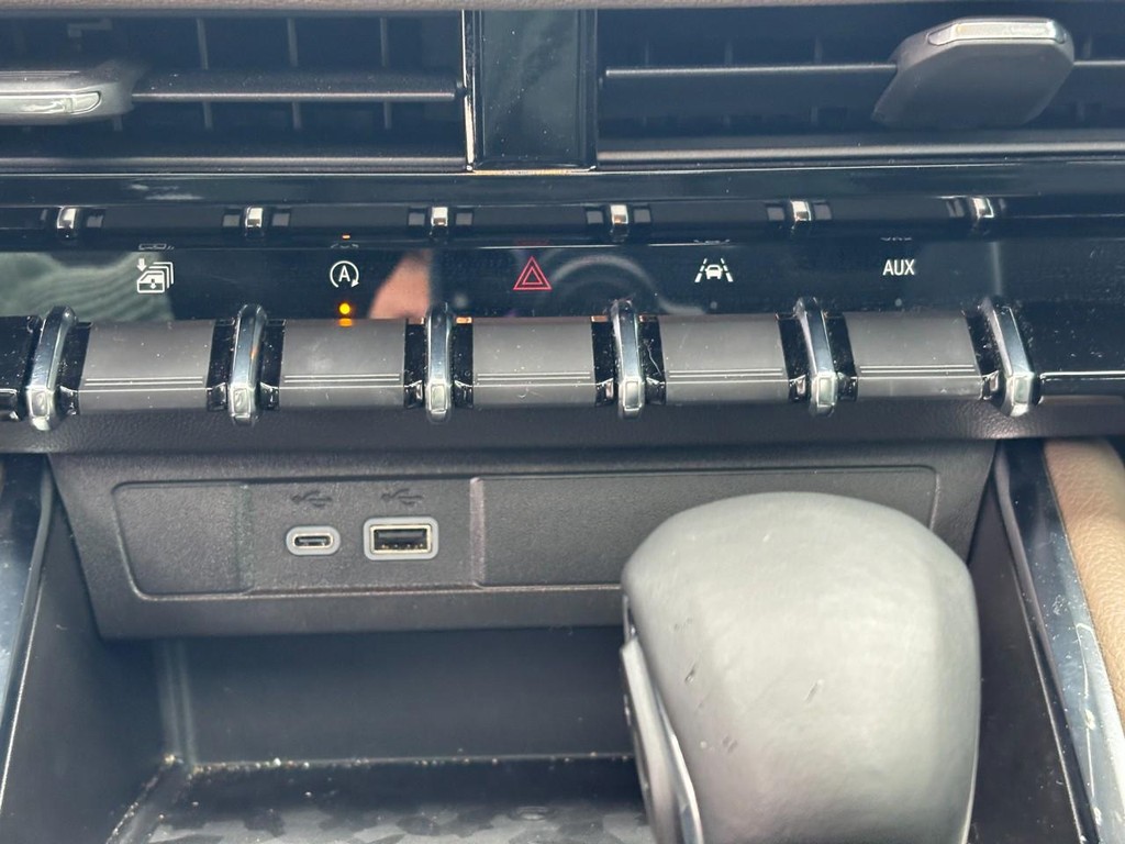 GMC Canyon Vehicle Full-screen Gallery Image 22