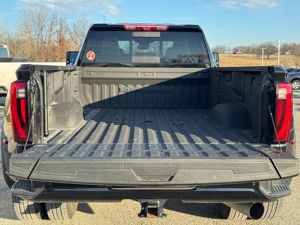 GMC Sierra 3500HD Vehicle Full-screen Gallery Image 04