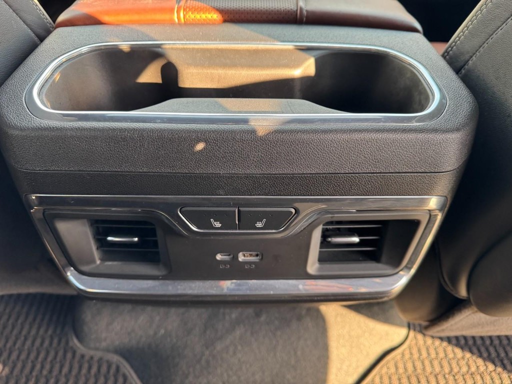 GMC Sierra 3500HD Vehicle Full-screen Gallery Image 16