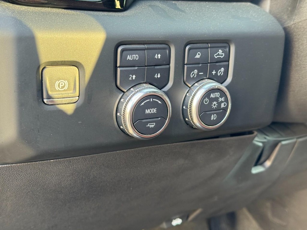 GMC Sierra 3500HD Vehicle Full-screen Gallery Image 17