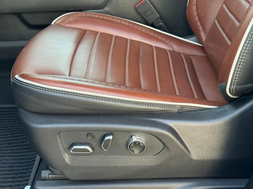 GMC Sierra 3500HD Vehicle Full-screen Gallery Image 25