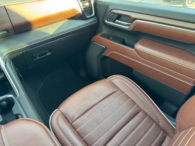 GMC Sierra 3500HD Vehicle Full-screen Gallery Image 15